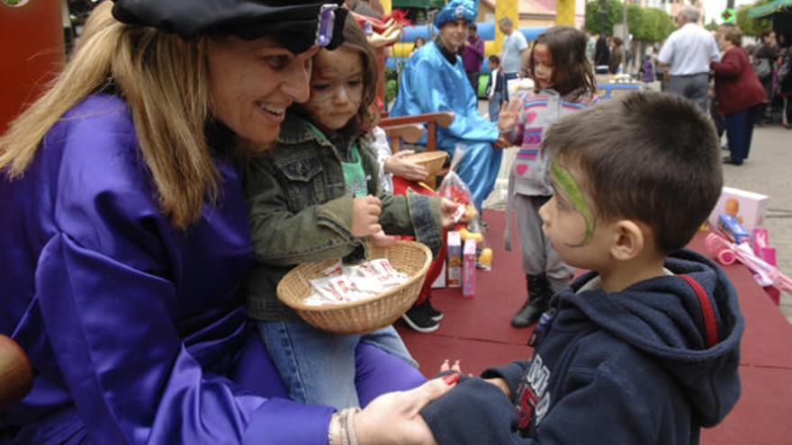 Mar de niños, regalos y artesanos en el casco