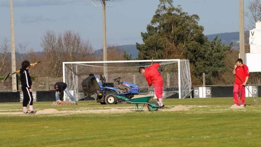Miembros del propio club trabajaron ayer para tratar de mejorar el terreno de juego. // Bernabé/Puri Areán