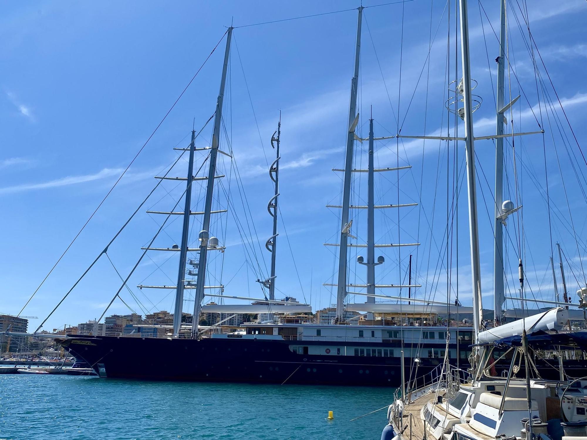 Las fotos en Mallorca del yate Abeona de Jeff Bezos, el buque de asistencia del supervelero Koru