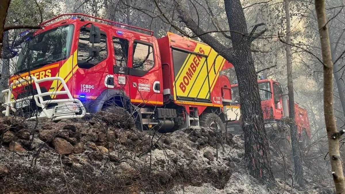 El incendio de la Vall d'Uixó afronta la noche con cierto "optimismo" tras una mañana complicada sin los 25 medios aéreos operativos por el viento