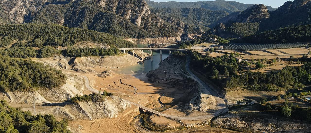 Vista del pantà sota el viaducte que el creua