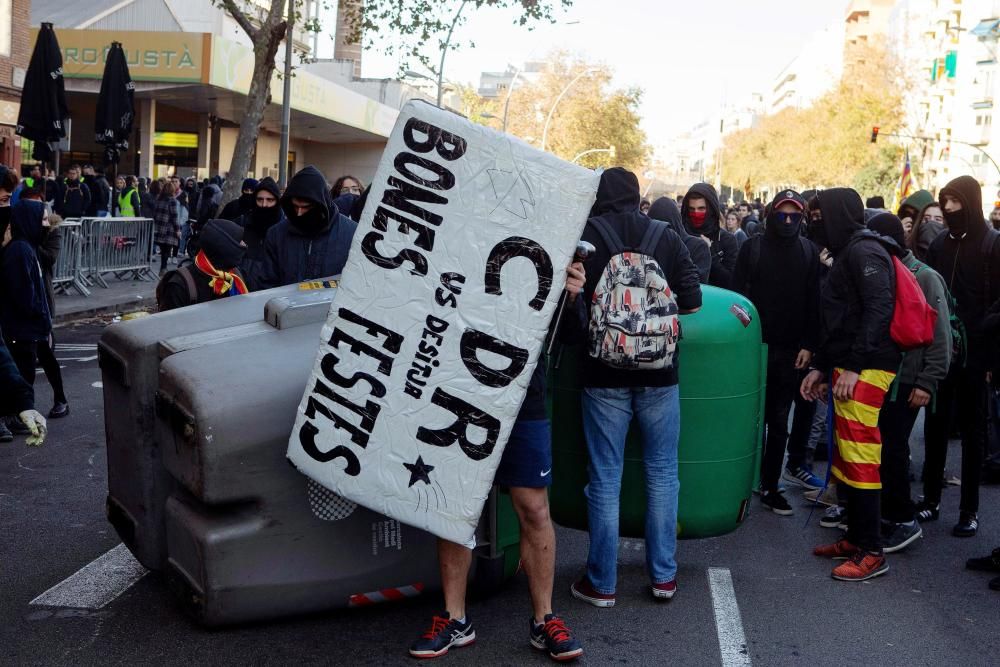 Tensió i enfrontaments entre Mossos i manifestants al centre de Barcelona