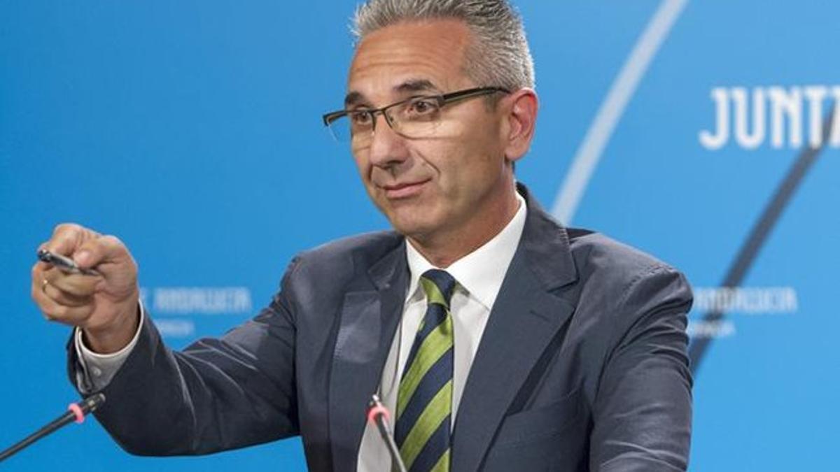 El portavoz del Ejecutivo andaluz, Miguel Ángel Vázquez, en la rueda de prensa ofrecida tras la reunión del Consejo de Gobierno, este martes, 9 de julio, en Sevilla. EFE / JULIO MUÑOZ