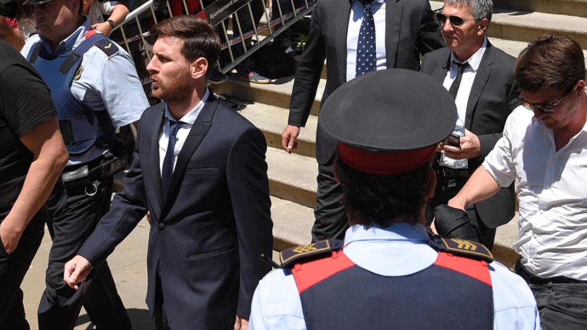 Leo Messi a la salida de la Audiencia de Barcelona