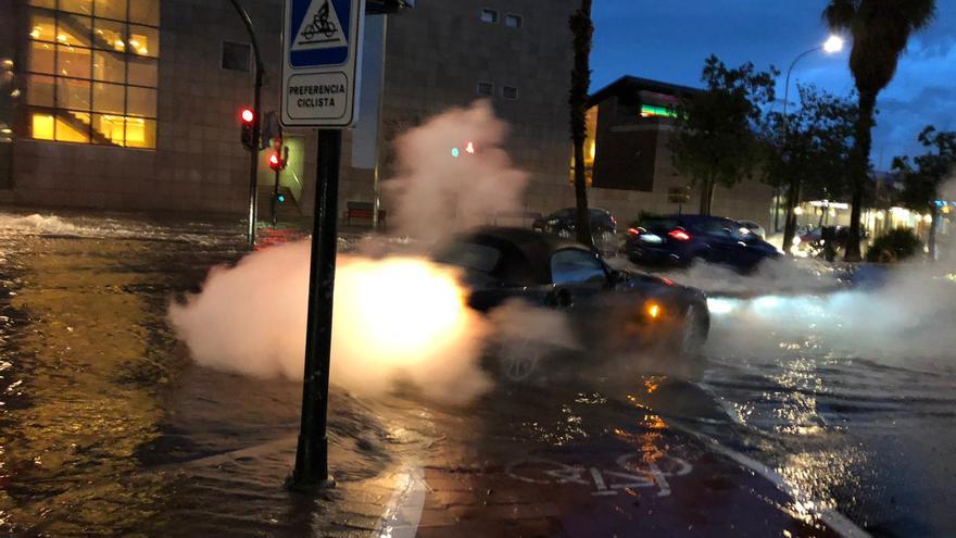 La lluvia inunda Serrería y la Avenida de los Naranjos