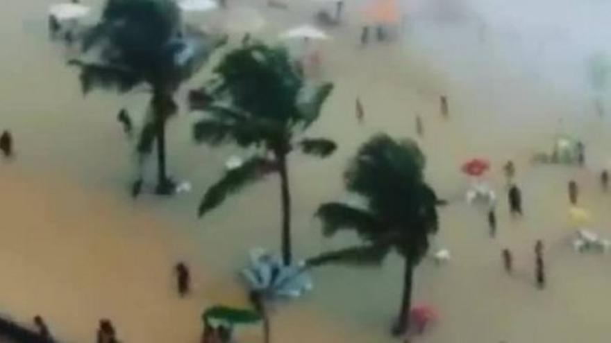 Una tromba de agua sorprende a los bañistas de una playa brasileña