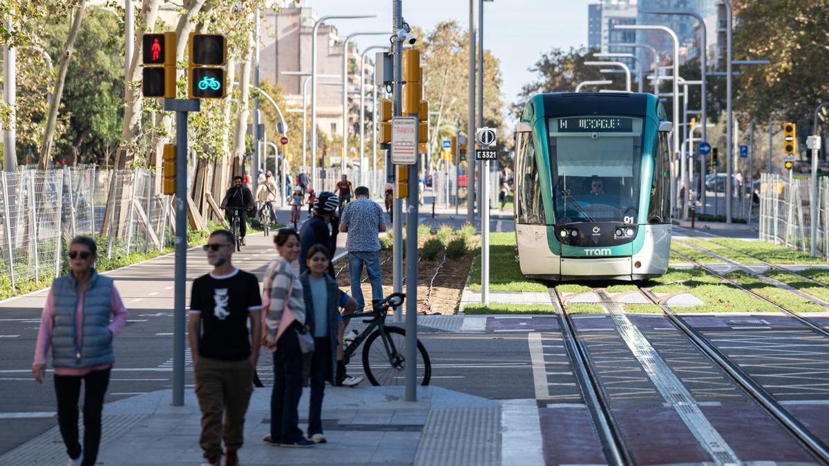 Inauguración del nuevo trayecto del tranvía entre Glorias y Verdaguer, pasando por la Diagonal de Barcelona. AUTOR: Marc Asensio Barcelona, Catalunya, España, Diagonal, Verdaguer, TRAM, transporte público, novedad, inauguración, tranvía, trayecto, servicio público
