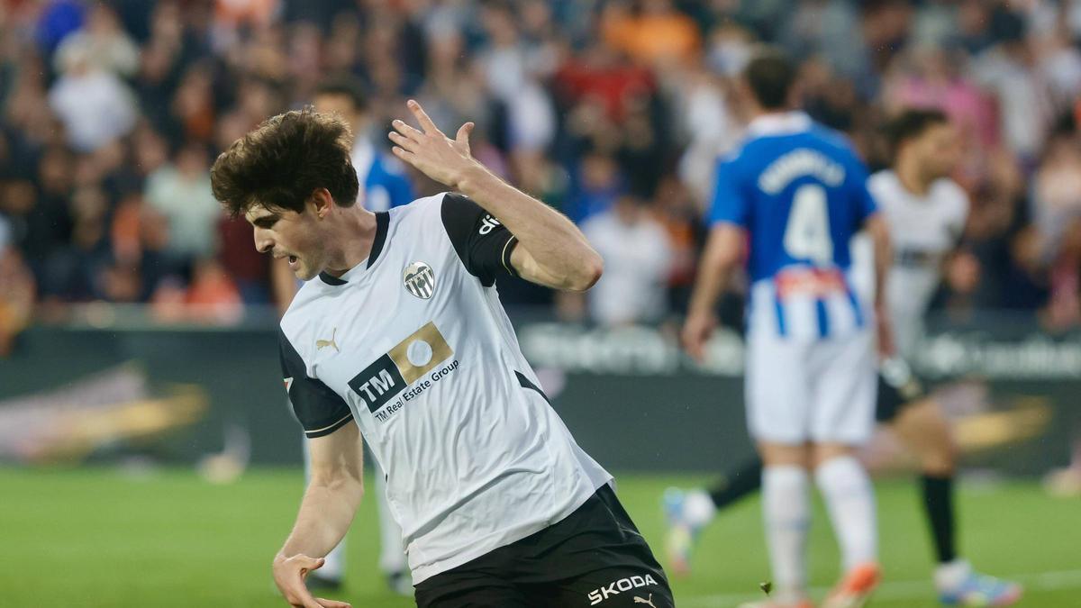 Javi Guerra festeja el gol que anotó al Espanyol en el último partido de Liga disputado por el Valencia CF.