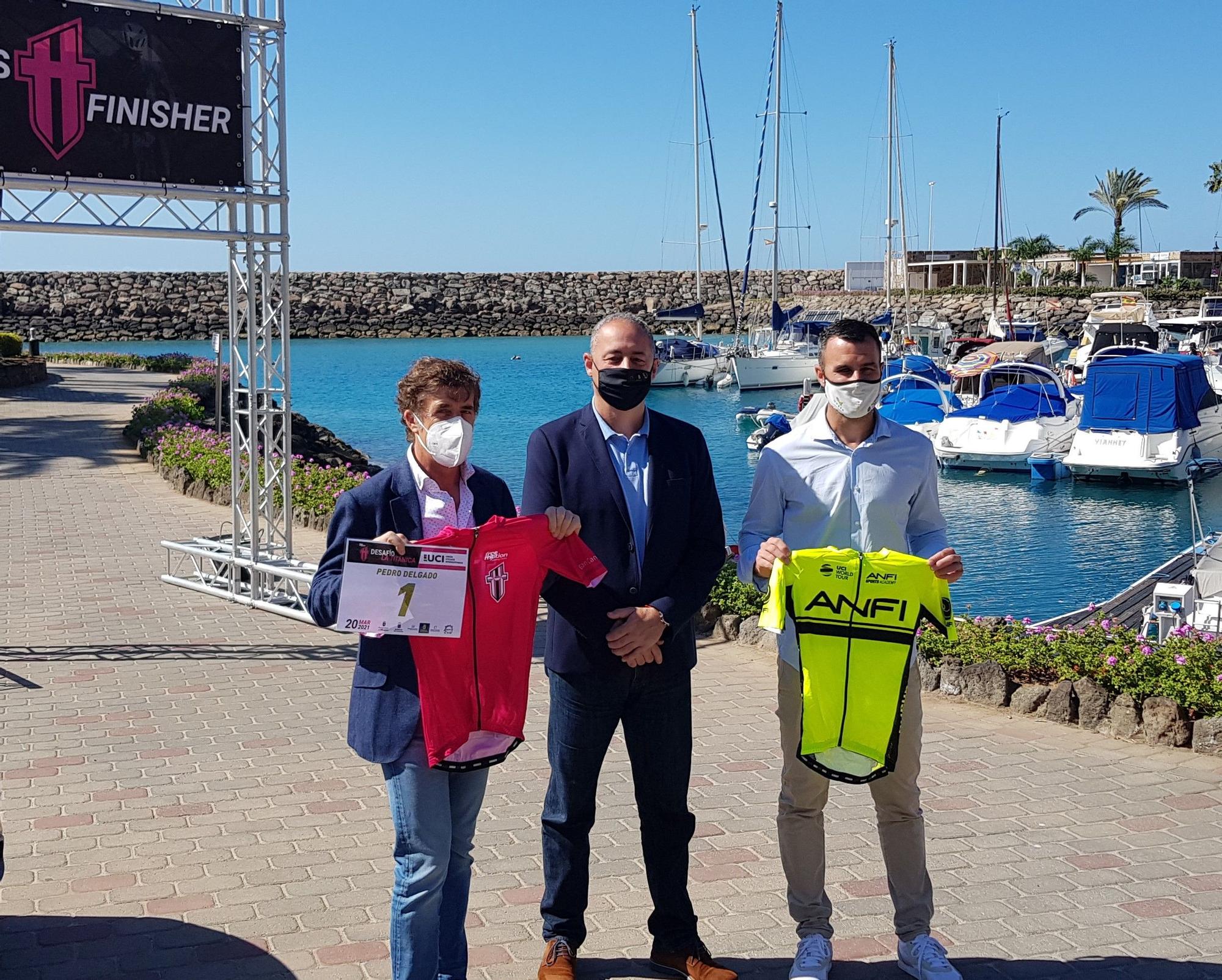 Perico Delgado pedalea con los ciclistas locales de Gran Canaria