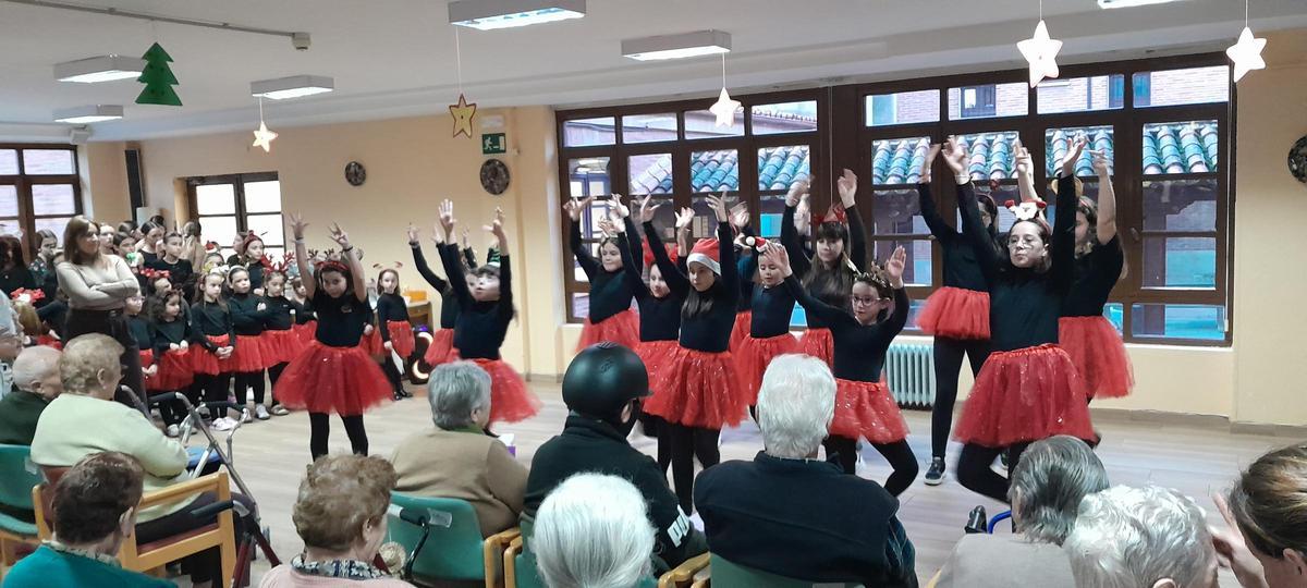 GALERÍA | Las alumnas de Sandra Iglesias bailan para los "abuelos" de la residencia Virgen del Canto de Toro GALERÍA | Las alumnas de Sandra Iglesias bailan para los "abuelos" de la residencia Virgen del Canto de Toro