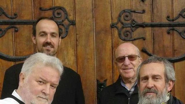 José Luis Sánchez, a la izquierda, recibe una placa de reconocimiento de manos de José Villoldo, hermano mayor de la Hermandad del Cristo de la Verdad y la Vida de Avilés.