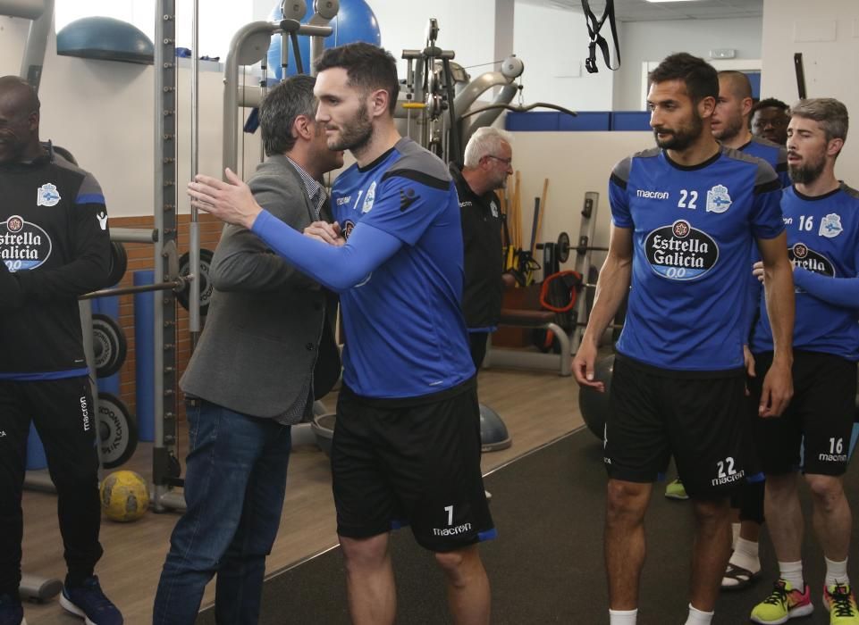 El presidente del Deportivo, Tino Fernández, acompañóal alcalde en su reunión con el equipo.