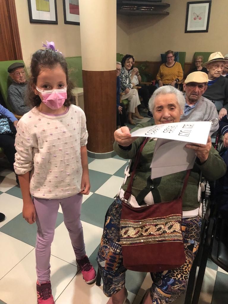 Los niños del Montoto comparten una mañana con los abuelos de la Pola