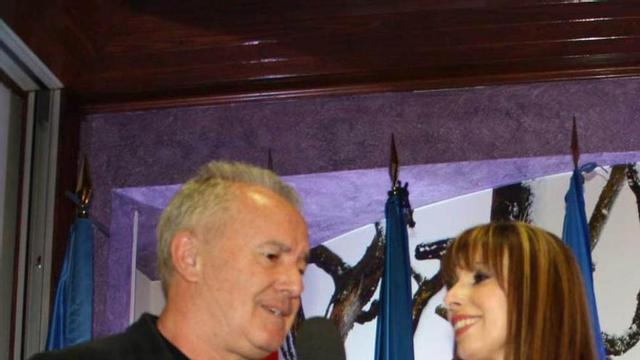 Víctor Manuel y la soprano Tina Gutiérrez, interpretando "Un cura de aldea" en la pasada edición de l'Amuravela.