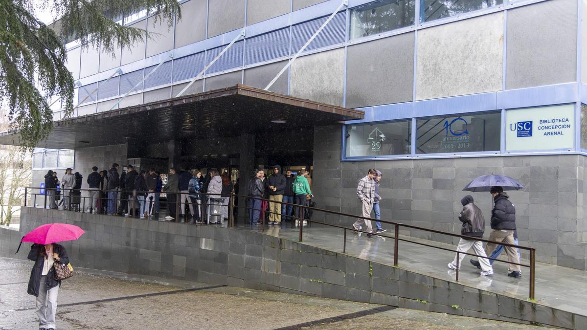 Estudiantes de la USC que van a preparar sus exámenes en la Biblioteca Concepción Arenal, en el Campus Sur.