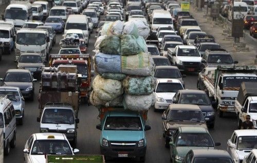 Una carga pesada en una carretera de El Cairo