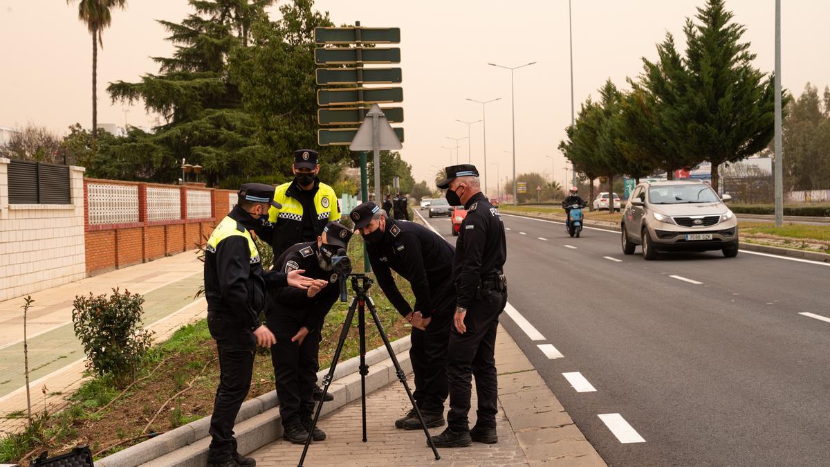 Policías locales de Aceuchal prueban su radar móvil, ayer, en la avenida de Elvas de Badajoz.