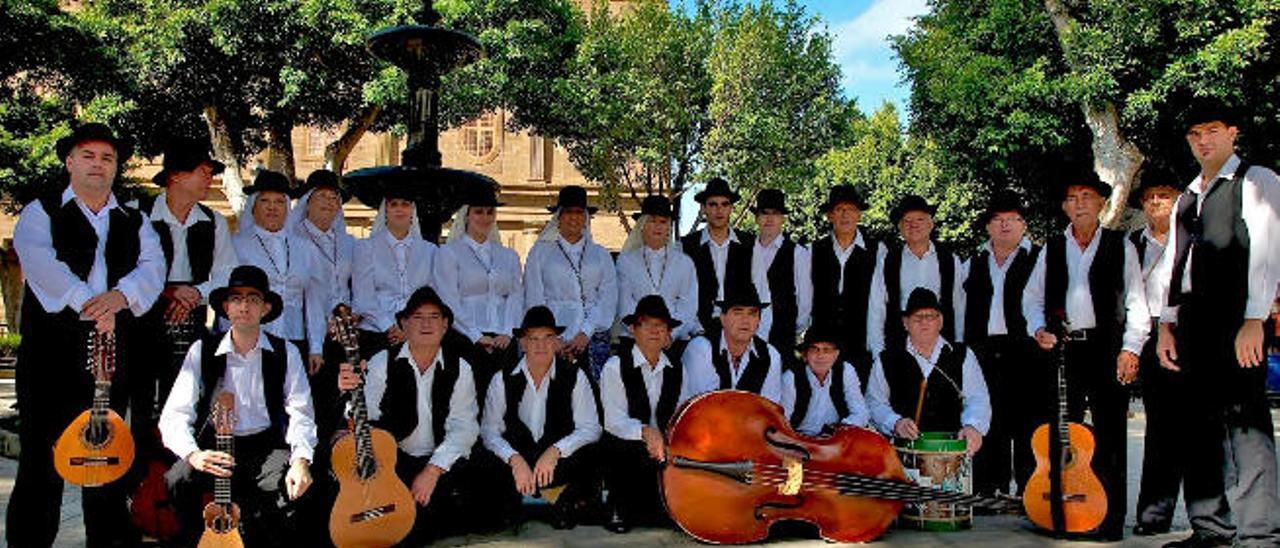 Componentes del grupo folklórico Los Cebolleros, en la plaza Santiago de Gáldar, con la iglesia al fondo.