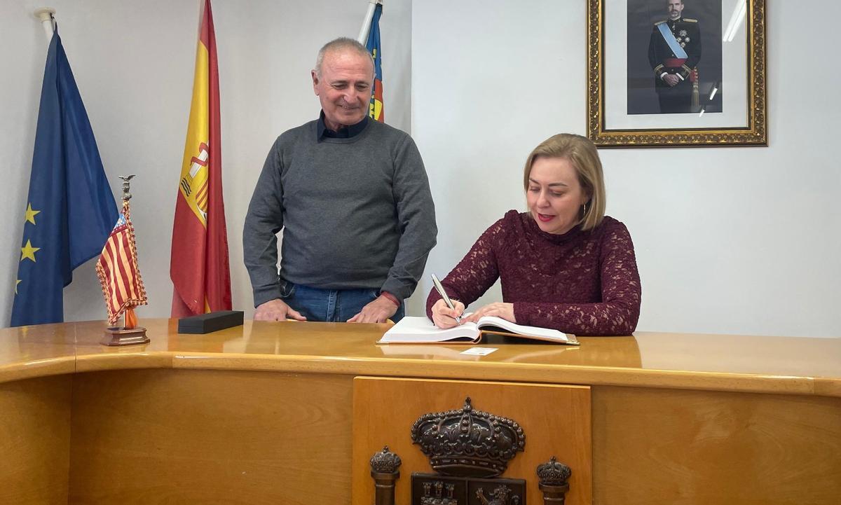 El alcalde, José Codoñer, junto a la vicepresidenta de la diputación, Natàlia Enguix.