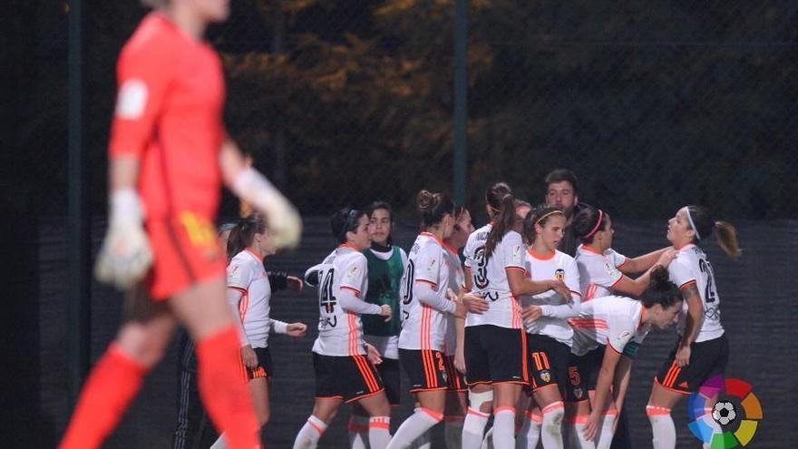 El equipo celebra el resultado dle partido.