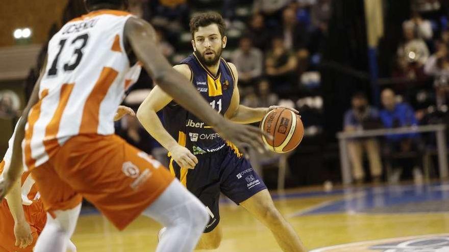 Sergio Llorente, con el balón, defendido por Uchendu, en el Liberbank Oviedo-Leyma Coruña.