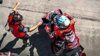 Márquez domina en Malasia mientras Martín recae de su mano fracturada