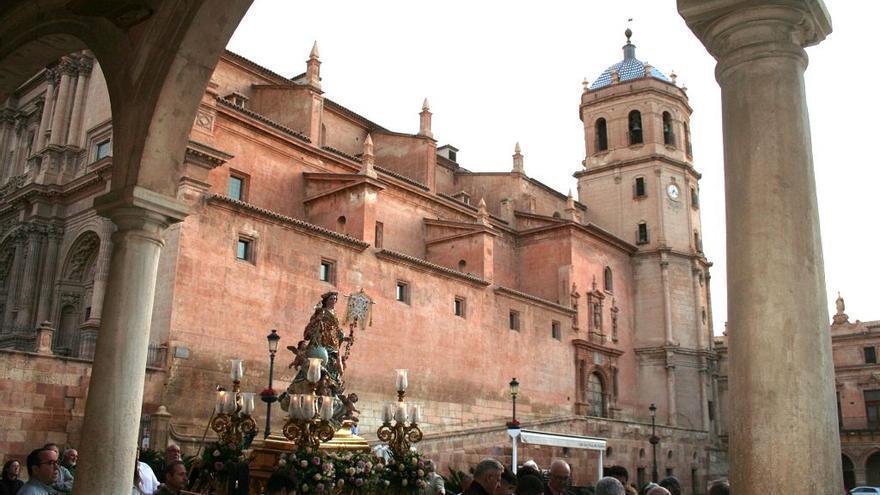 campana guardián con manos y rosario