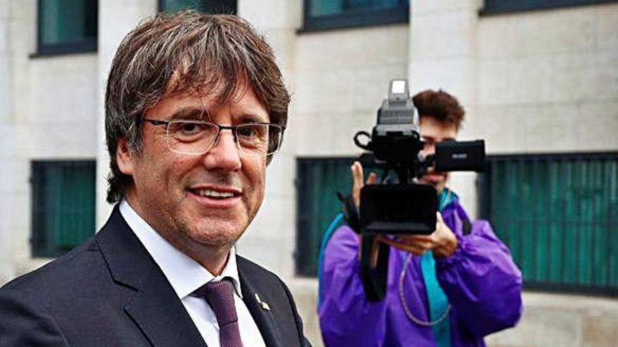 Puigdemont, somrient, a la sortida del Palau de Justícia de Brussel·les.