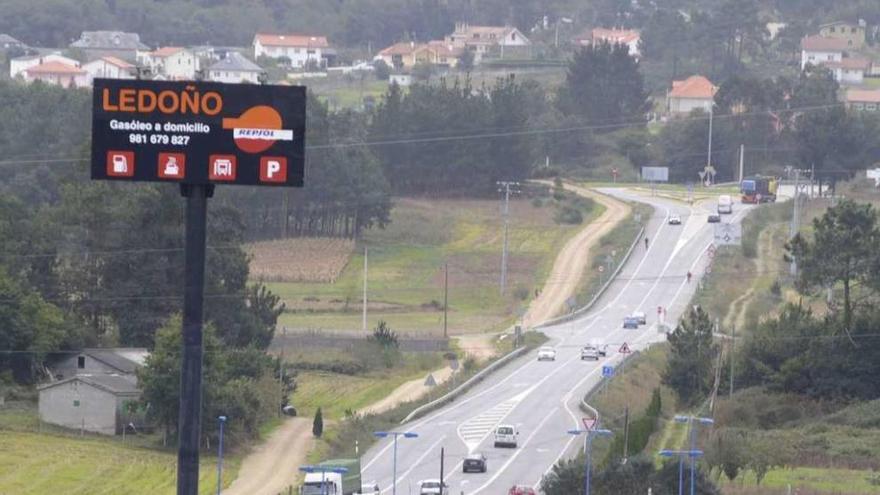 Vista del vial que comunica Ledoño con Meirama.