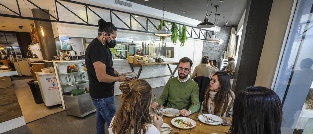 Interior de un establecimiento de hostelería de Elche.