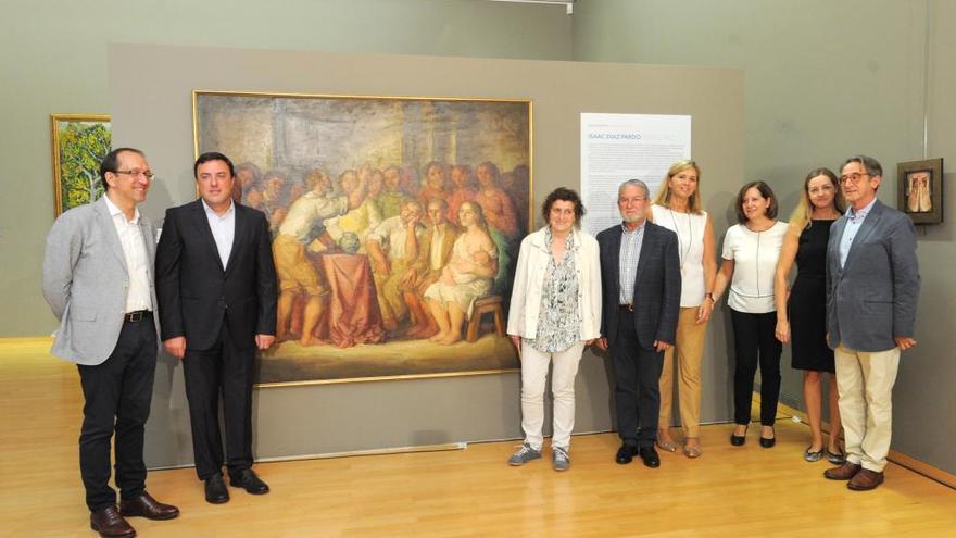 Representantes de la Diputación, del museo y familiares de Díaz Pardo junto a la obra &#039;O discurso&#039;.