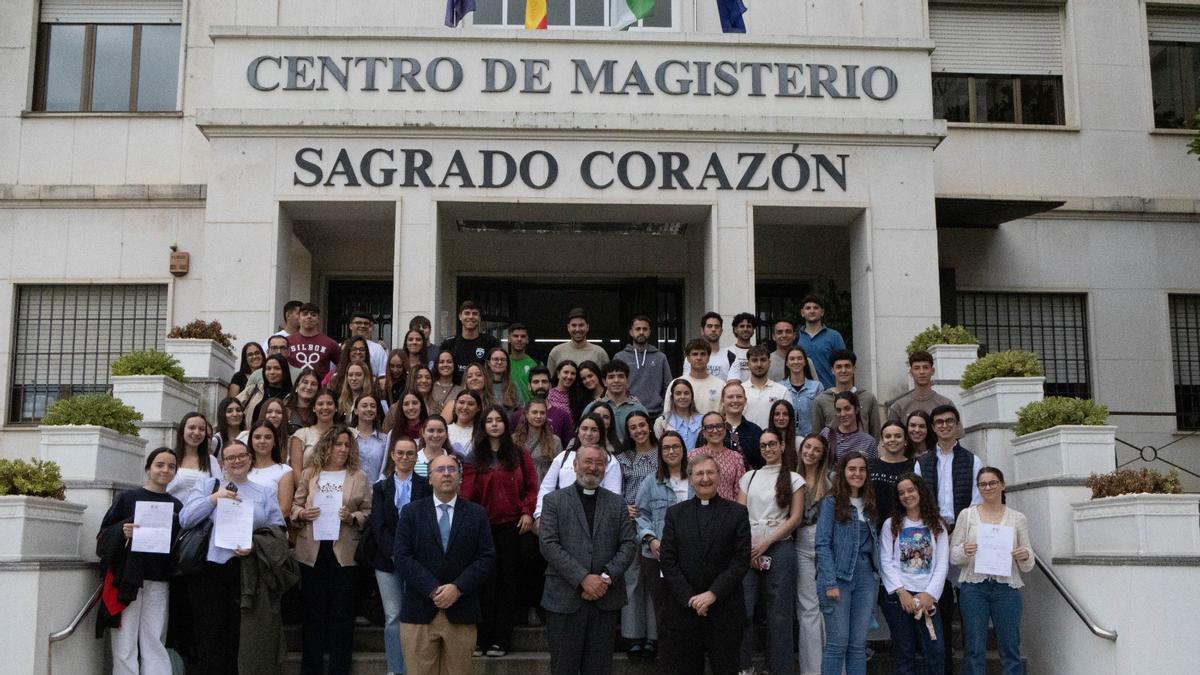 Alumnos de magisterio beneficiados por las becas del Cabildo.