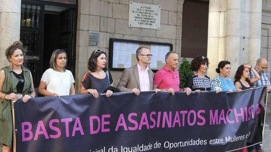 Concentración ayer ante el Concello de Ourense. // Iñaki Osorio