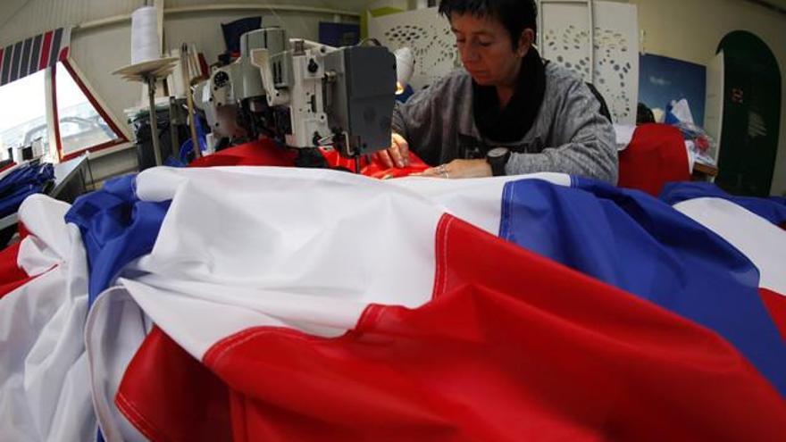 Francia agota las banderas para rendir homenaje a las víctimas de los atentados de París