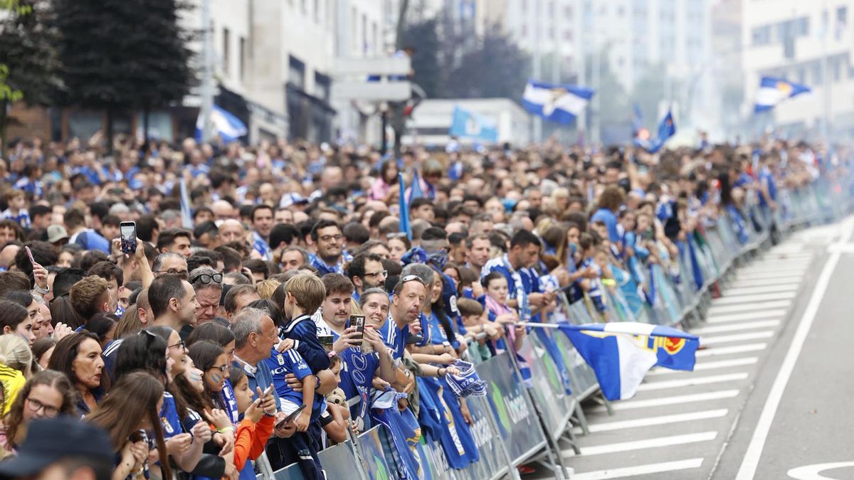 EN IMÁGENES: Oviedo se escha a la calle para arropar al equipo en las horas previas a la final del play-off de ascenso a Primera