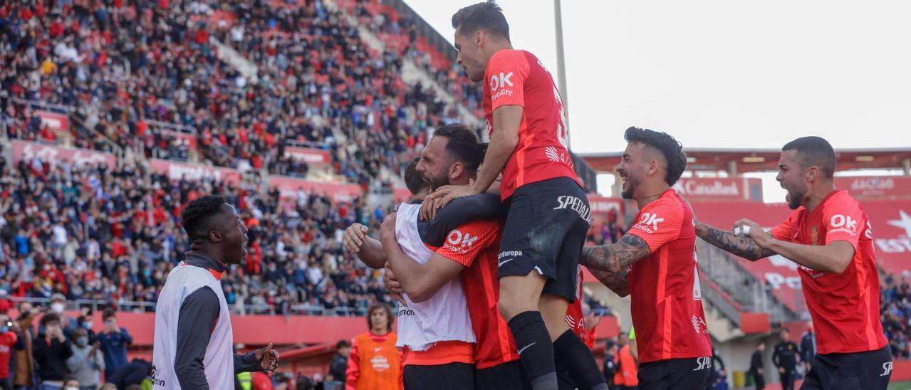 Los jugadores del Mallorca celebran el gol de Muriqi al Atlético de Madrid.