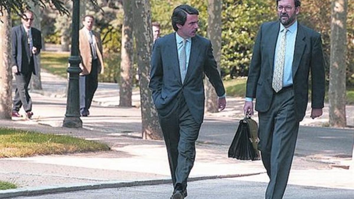 Aznar y Rajoy, en los jardines de la Moncloa, en octubre del 2001.