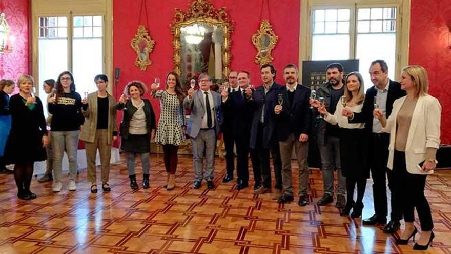 Los diputados brindan ayer en la Copa de Navidad de este aÃ±o en el Parlament balear.