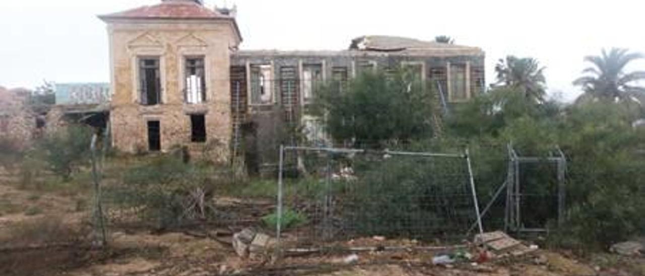 Imagen del lamentable estado que presenta la Casa de Los Balcones, protegida en el PGOU.