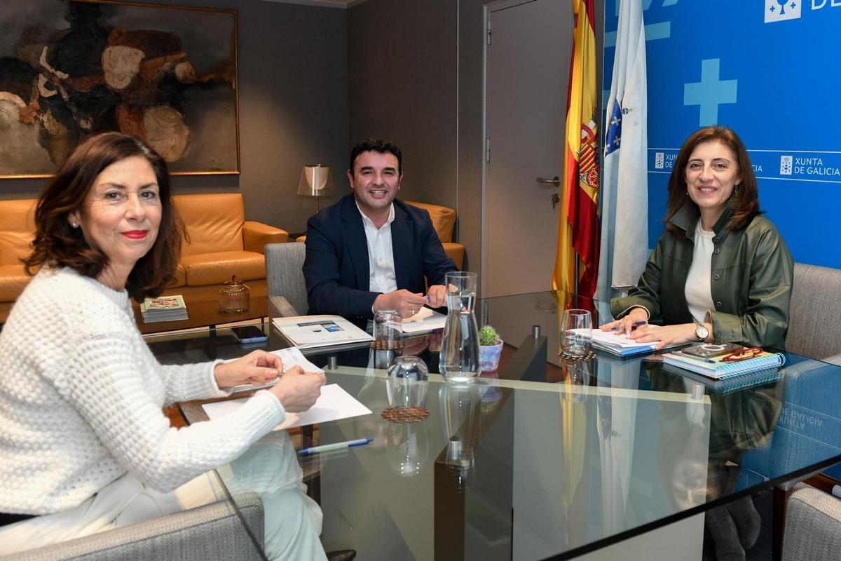 O alcalde de Laxe coa conselleira de Medio Ambiente, á dereita.