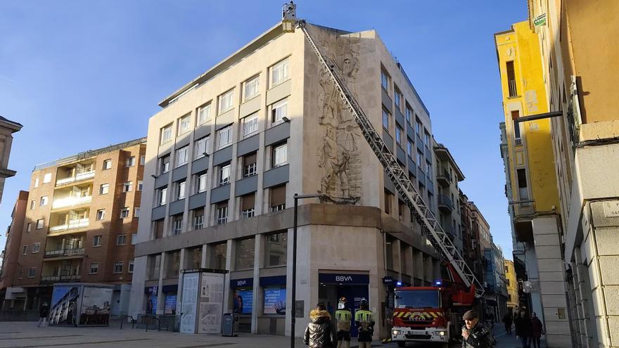 ¿Qué hacen los bomberos de Zamora con la autoescala desde primera hora de la mañana en Santa Clara?