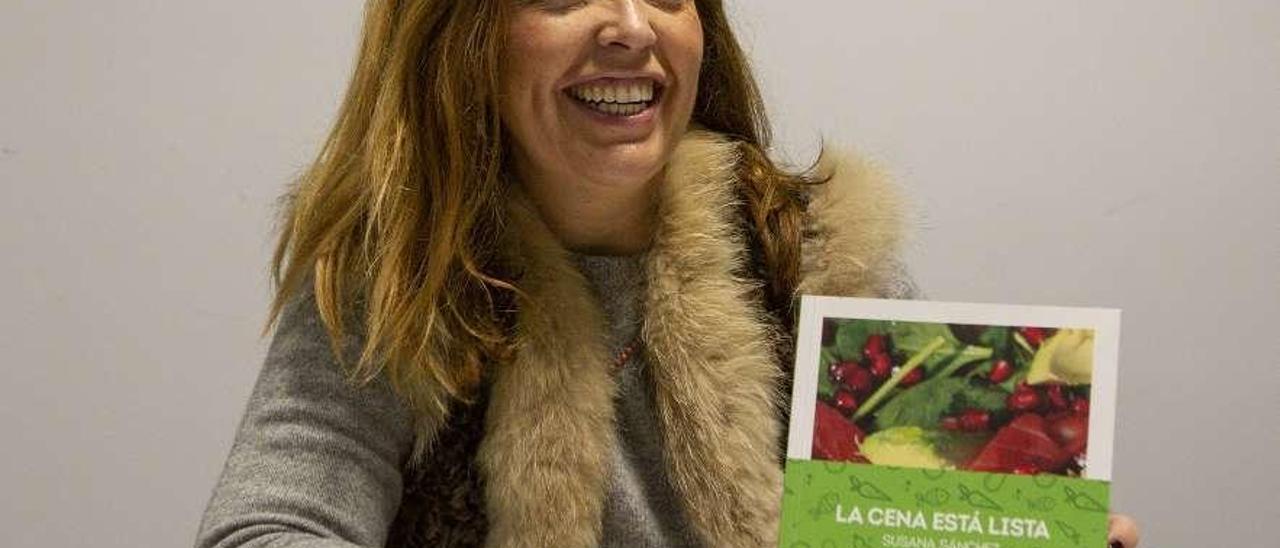 Susana Sánchez, con su libro.