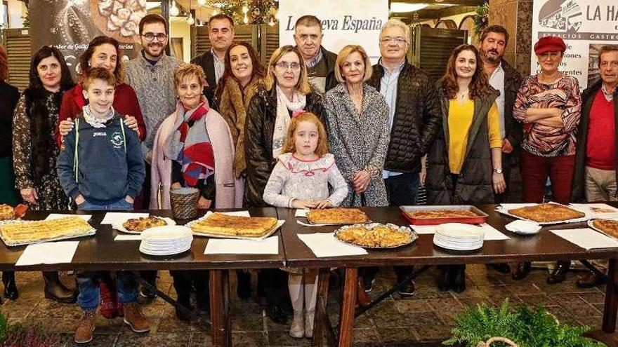 Por la izquierda, Mercedes Fernández, Sonia Zapico, Lucía Vázquez con Nicolás Vasallo, Rubén Martínez, Etelvina Miguélez, Óscar Méndez, Lydia Elguezábal, Encarnita Fernández con Vera Gallardo, José Luis Villazón, Amalia Rodríguez, Rodolfo Sánchez, Pili Ramos, Víctor Escalada, Ana Paz Paredes y Víctor Escalada Llera.