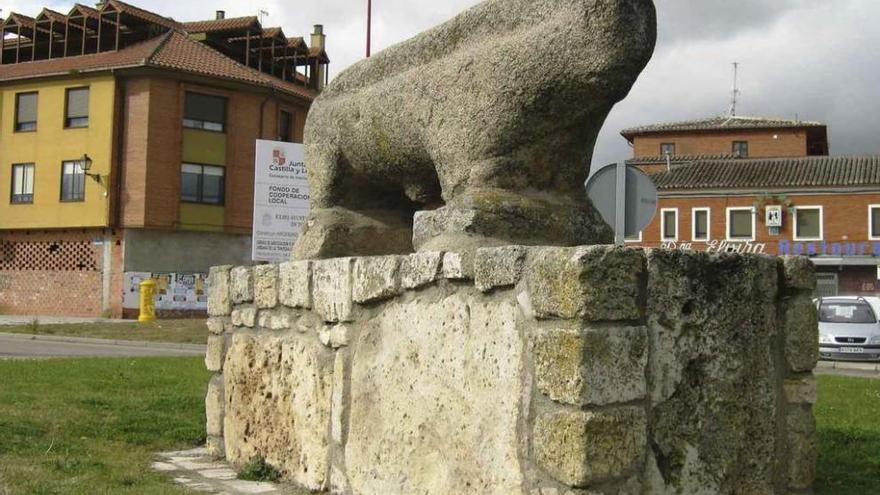 El toro celtibérico, en su ubicación actual, en una rotonda junto a la Puerta de Santa Catalina. Foto