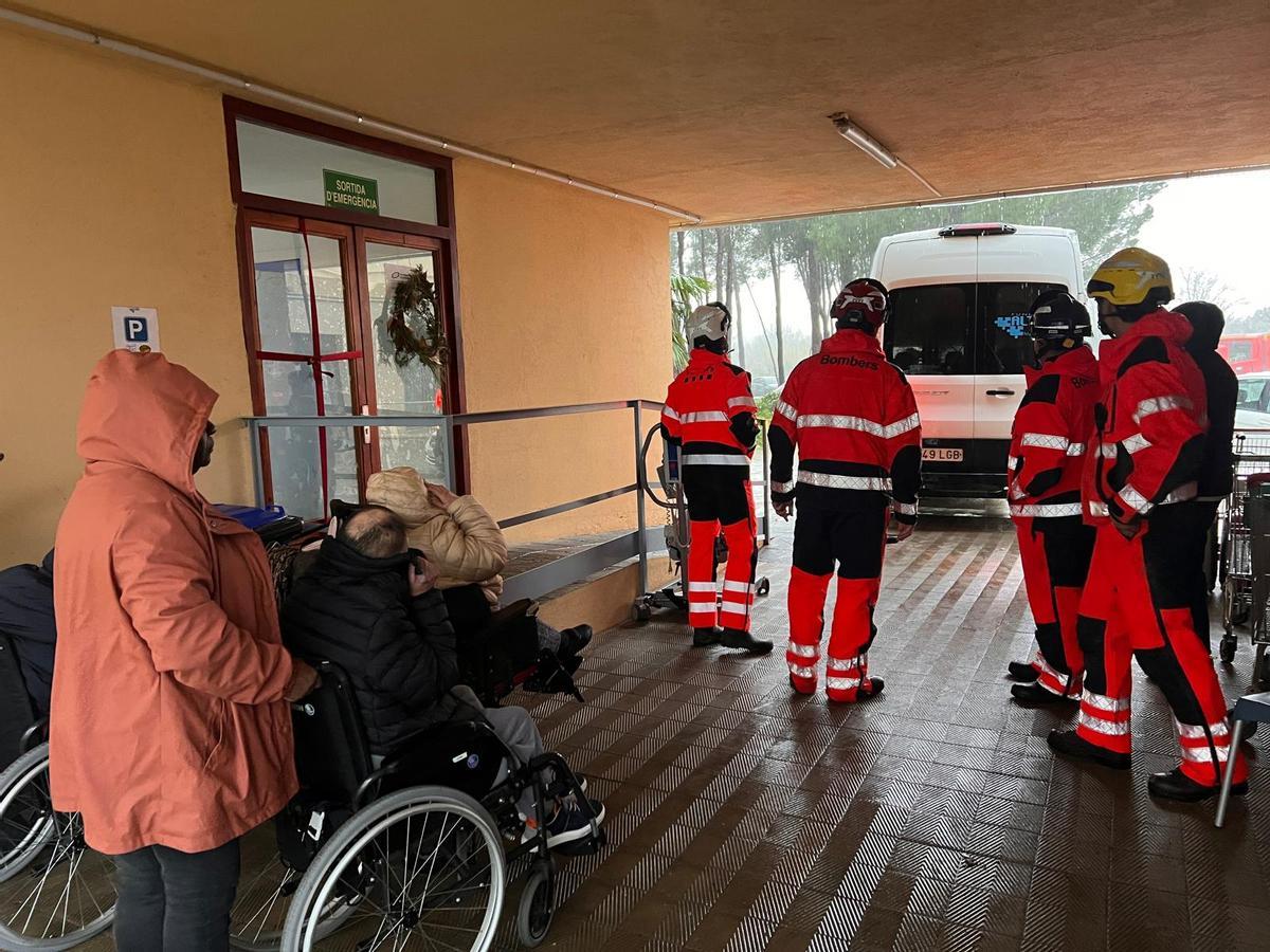 Voluntaris i serveis d'emergències durant un dels desallotjaments