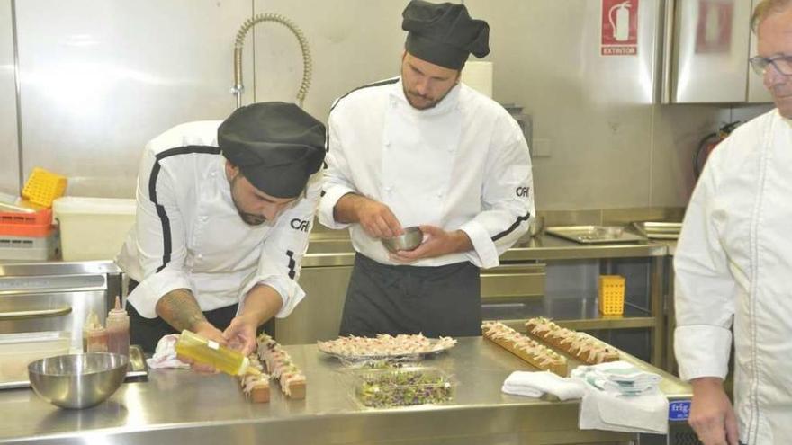 Profesionales del centro superior de Galicia preparan algunos de los platos, ayer, en Santiago.