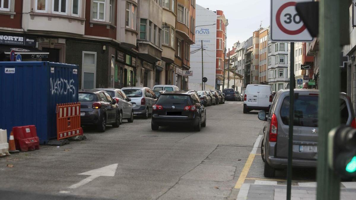 Vehículos circulando por avenida de Peruleiro.