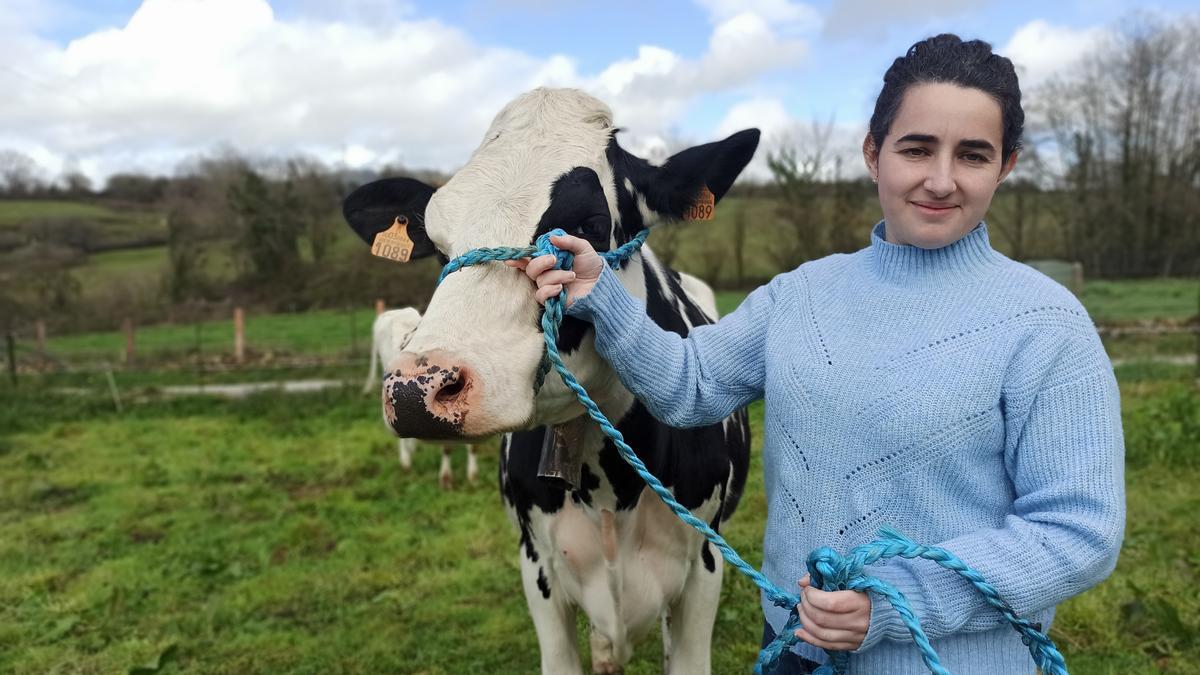 Rocío Díaz con una de las dos vacas de leche que mantiene en su ganadería de carne en Ables.