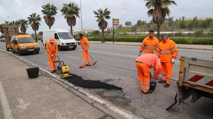 La Junta repara los baches de la carretera de Circunvalación