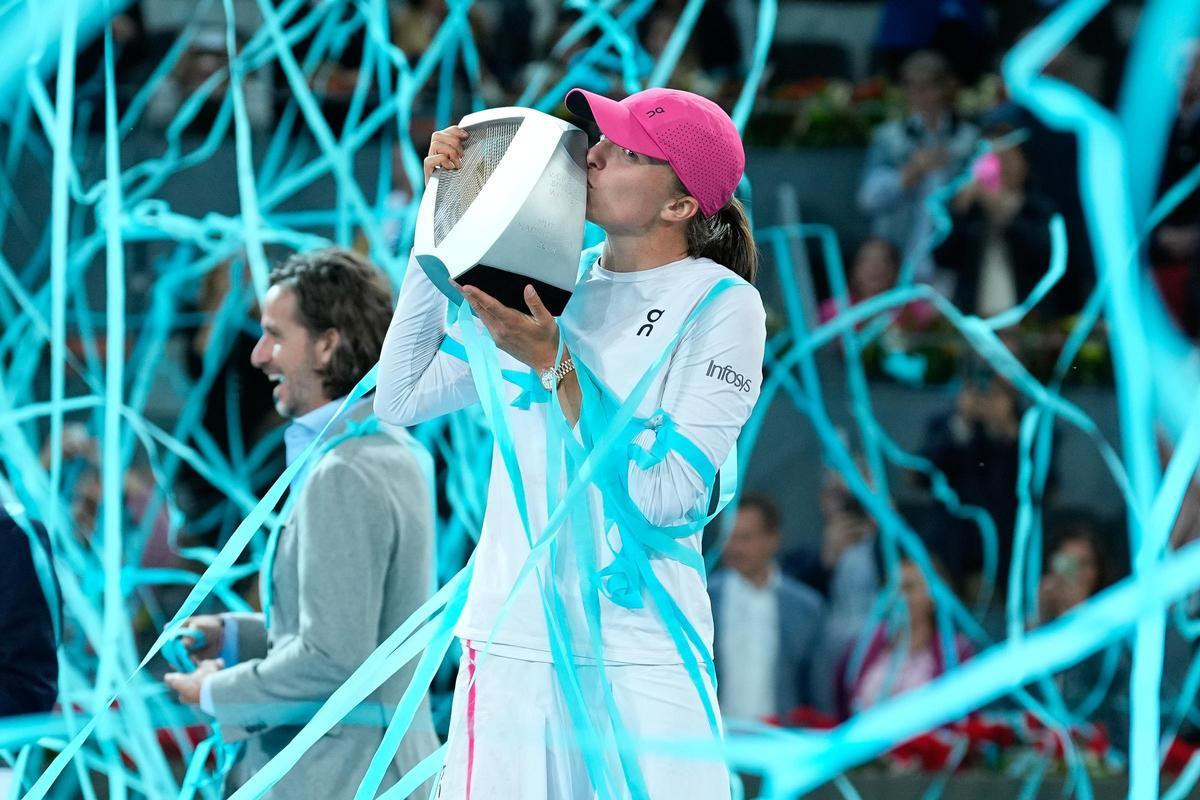 Iga Swiatek con el trofeo de ganadora del Mutua Madrid Open.